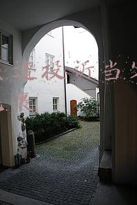 快递人员客户辱骂(女子快递上现侮辱字眼，经武汉市邮政管理局排查：已排除问题发生在武汉运输环节)
