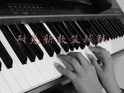 耐克新款女鞋(女鞋Dunk又有新选，全新粉白配色少女感十足)