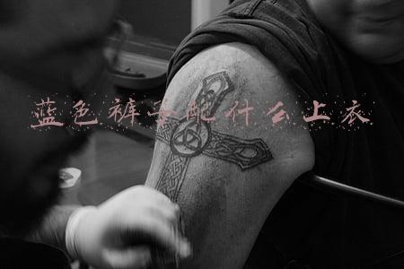 蓝色裤子配什么上衣