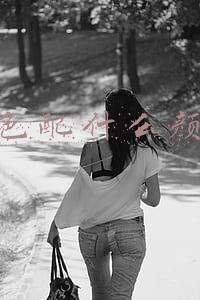 橘色配什么颜色围巾好看(三款套衫，桔色、绿色和红色，搭配同款围巾和围脖，得体大方)
