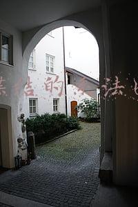 大衣蝴蝶结的系法图解(穿好风衣，腰带绑法是关键)
