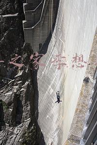 汽车之家李想老婆照片(坐拥500亿的现金，名下还有数家上市公司，妻子还是漂亮的主持人)
