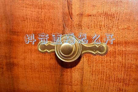 抖音直播怎么开九宫格视频聊天(抖音里如何把自己的视频放在九宫格中心)