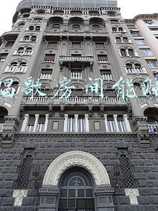 快手怎么开ktv歌房直播(十年都没大火的K歌生意，为什么追不上直播和短视频？)