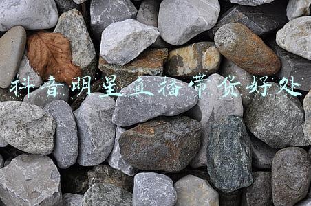 男明星直播带货(黄子韬咆哮式直播带货，怒指屏幕回怼恶评，四小时成交额达1.2亿)