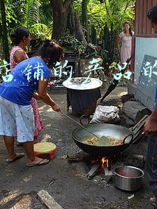 玻璃产品店铺起名(众目睽睽之下，上海17岁母猩猩与游客隔着玻璃亲吻上热搜)