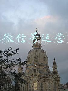 酒吧微信朋友圈广告(卖酒的保乐力加的新广告，让你多喝水少喝酒)