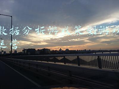 从策划角度分析游戏(虚拟人、NFT、跨次元游戏……大乱斗下的元宇宙营销，到底怎么做？)