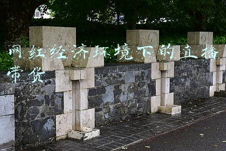 网红经济 直播带货(主播偷税遭13亿“天价罚款”，头部网红直播带货模式会走向何处？)