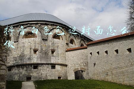 白色封面(中国名模曲迪娜登杂志封面 身穿白色旗袍温婉清秀)
