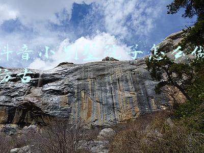 别墅院子停车位地面(农村“庭院地面”铺什么材料最合适？过来人教你少花冤枉钱)