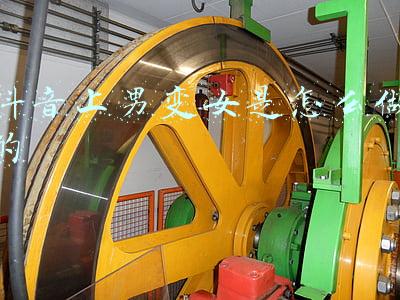 穿上人皮男变女(从墓地盗取尸体做成皮衣，只是为了梦想成为一个女人)