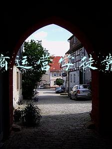 工作室招裁缝学徒(“服装厂拆迁，我想留在杭州”，小学文化的打版师转型直播培训，月入十万)