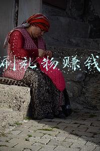 抖音刷礼物价格对照表(张同学首播第一场到手1500万，礼物收到手抽筋，曾拒绝2000万签约)