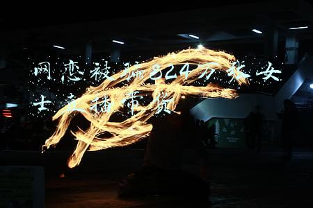 网恋被骗824万张女士直播带货