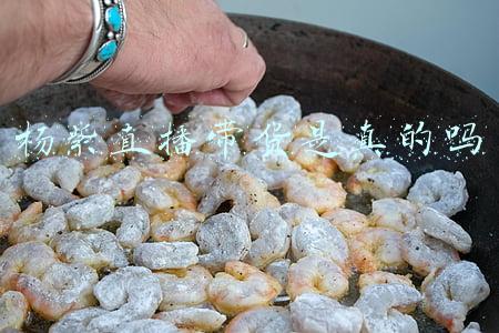 杨紫直播带货(女星直播生图，杨幂国风裙获赞，杨紫露事业线，赵露思输得有点冤)