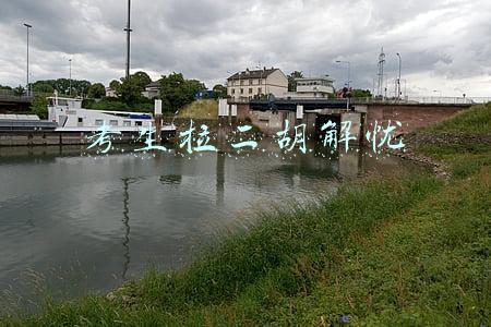 考生拉二胡解忧mk(高考成绩不理想，男生拉二胡解忧！妈妈心疼：尊重他要复读的选择)