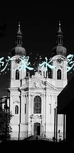 依云矿泉水多少钱一瓶500ml(“时髦精都爱喝的依云，到底什么来头！”)