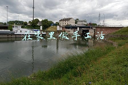 适合在家做的手工活(疫情让婚礼推迟，外国小哥自己在家手工缝制婚礼礼服，也太精致了)