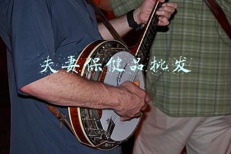 情趣保健品批发(一心赚“快钱”，他把目光锁定在性保健品上……丨深夜有聊)