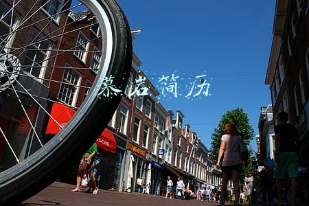 慕岩(小学文化的小网红，你凭什么喊出月薪三万)