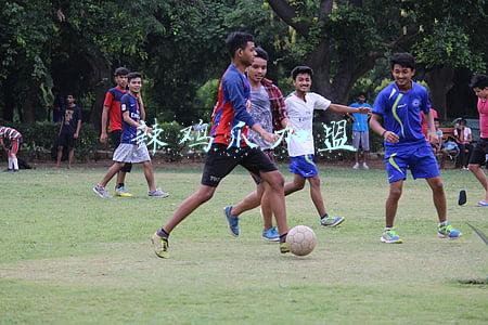 香辣鸡爪加盟(四川小伙放弃“铁饭碗”创业：靠卖卤鸡爪，线上一年进账6个亿)