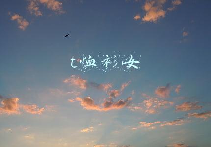 紧身t恤衫女(蒋勤勤状态超好，穿一件灰色印花T恤配紧身裤，充满了活力与朝气)