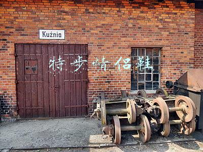 特步情侣鞋价格及图片(国货逆袭了！少女配色加上舒适脚感，百元价格也能买到心头好)