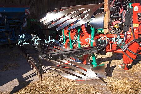 昆仑山矿泉水(“中国依云”昆仑山换新瓶，降价至4元，加多宝这次能成功吗？)