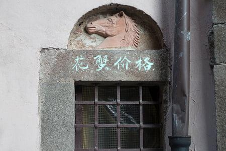 花蟹价格多少钱一斤(探班刚上市的大闸蟹：今年个头大，4两母蟹卖120元/斤)