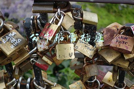 公牛防雷插座不通电了(雷雨天怎么办？公牛双重防雷插座给你安全保障)