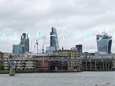 快递小哥一个月挣多少