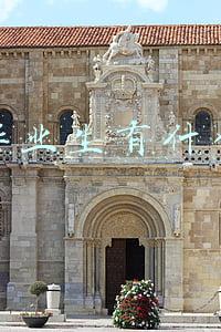 应届毕业生有什么优势当老师(大学应届毕业生，身份优势很明显，把握好机会，很容易拿到铁饭碗)