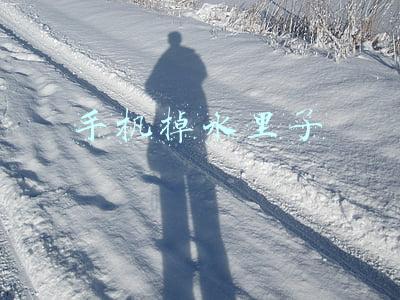 手机掉水里了但是一切正常(红米手机掉浸水里 一切正常就是不显屏)
