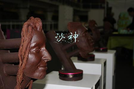 沙神蜥蜴(我们这叫“坡龙”，老人们都说它是吃坟墓里的骨头长大的)