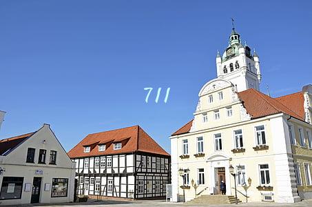 711