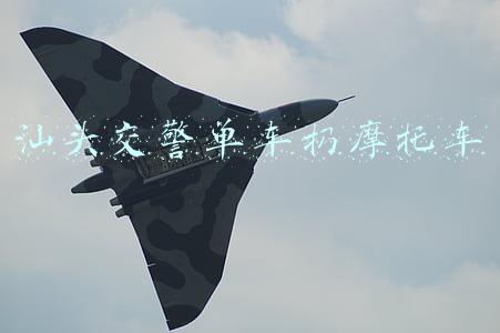 汕头交警单车扔摩托车